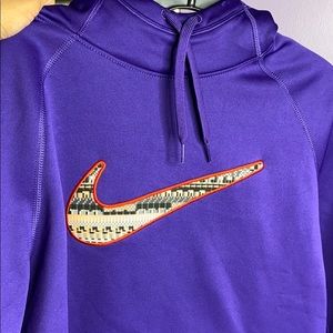 Never Worn Women’s nike therma fit hoodie